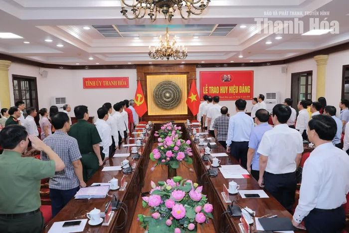 Các đồng chí lãnh đạo tỉnh và đại biểu thực hiện nghi lễ chào cờ.