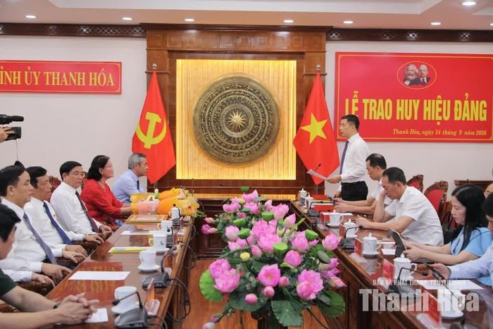Phó Bí thư Thường trực Tỉnh ủy Nguyễn Hồng Phong chúc mừng Bí thư Tỉnh ủy Lê Đức Thái và các đồng chí được nhận Huy hiệu Đảng.