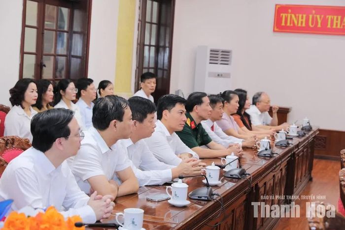 Đại biểu dự buổi lễ.