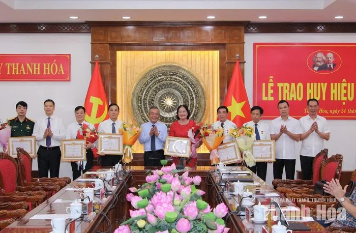Bí thư Tỉnh ủy Lê Đức Thái và các đồng chí Phó Bí thư Tỉnh ủy tặng hoa chúc mừng các đồng chí được nhận Huy hiệu Đảng.