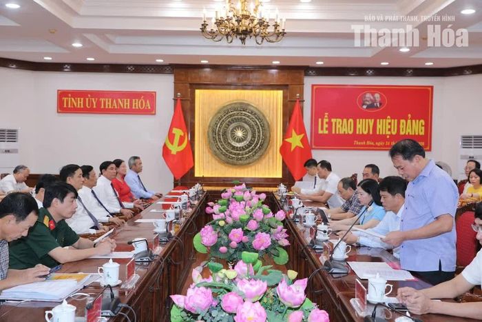 Trưởng Ban Tổ chức Tỉnh ủy Nguyễn Văn Hùng công bố các quyết định của Ban Thường vụ Tỉnh ủy.