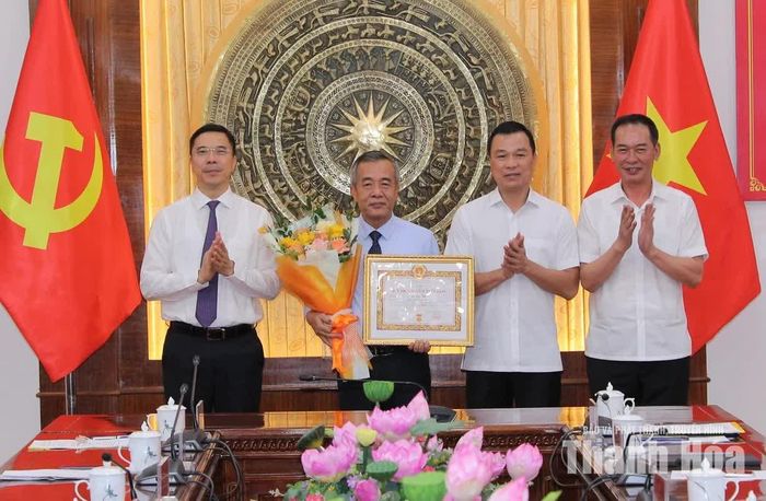 Các đồng chí Phó Bí thư Tỉnh ủy tặng hoa chúc mừng Bí thư Tỉnh ủy Lê Đức Thái.
