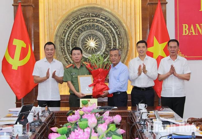 Bí thư Tỉnh ủy Lê Đức Thái và các đồng chí Phó Bí thư Tỉnh ủy tặng hoa chúc mừng đồng chí Hoàng Quốc Việt.