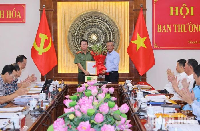 Bí thư Tỉnh ủy Lê Đức Thái trao quyết định của Ban Bí thư và tặng hoa chúc mừng đồng chí Hoàng Quốc Việt.