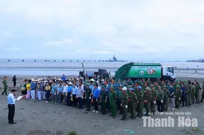 Các lực lượng phường Nghi Sơn dự phát động chương trình.