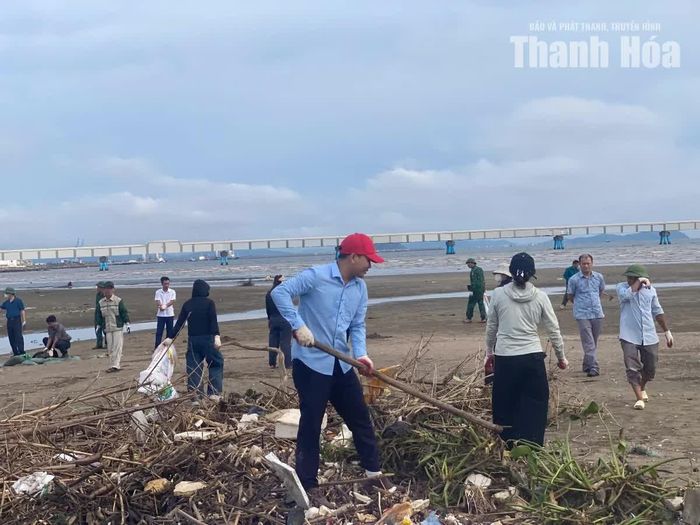 Các lực lượng thu gom rác thải tại khu vực bờ biển.