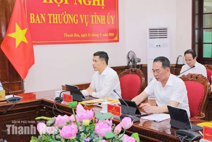 Phó Bí thư Thường trực Tỉnh ủy Nguyễn Hồng Phong và Phó Bí thư Tỉnh ủy Trịnh Tuấn Sinh dự hội nghị.