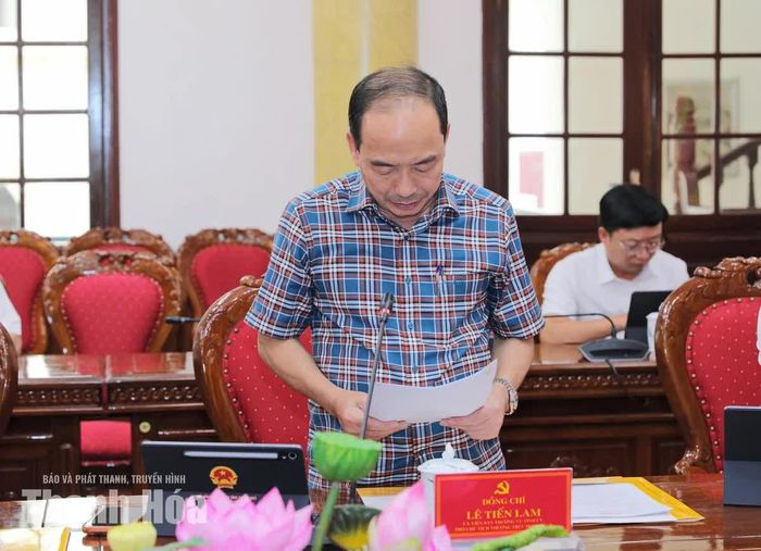 Phó Chủ tịch Thường trực HĐND tỉnh Lê Tiến Lam trình bày tờ trình tại hội nghị.