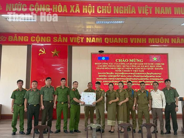 Đoàn công tác Công an huyện Sầm Tớ nước CHDCND Lào đến thăm, chúc mừng Công an xã Bát Mọt nhân dịp kỷ niệm 81 năm ngày Quốc khánh nước CHXHCN Việt Nam.
