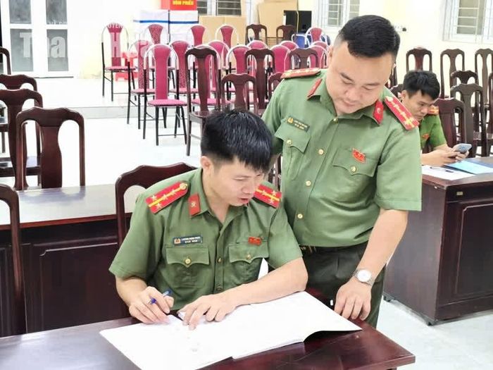 Đại úy Lang Văn Quang hướng dẫn đồng đội học và giao tiếp bằng tiếng Lào.