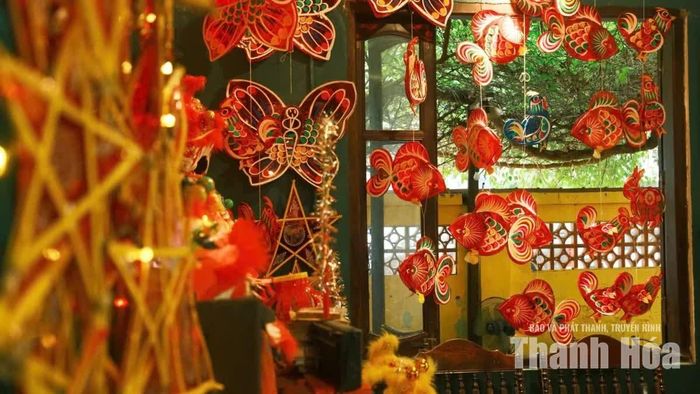 Từ những góc trang trí cầu kỳ đến cách bài trí đơn giản, mỗi không gian đều có cách riêng để tạo nên không khí Trung thu. Ánh đèn vàng ấm áp hòa cùng sắc đỏ, vàng, xanh của đèn lồng khiến những quán cà phê trở thành điểm hẹn để các gia đình, nhóm bạn lưu lại những khoảnh khắc đáng nhớ trong mùa trăng.