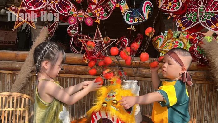 Mùa Trung thu đang hiện hữu theo nhiều cách khác nhau. Một góc cà phê lung linh ánh đèn, một lớp học rộn ràng tiếng cười, những gian hàng đầy màu sắc hay chiếc lồng đèn handmade hình con lân... tất cả cùng góp phần tạo nên bức tranh mùa trăng vừa hiện đại, vừa thân thuộc. Trong nhịp sống hiện đại, mùa trăng vẫn giữ được sức hấp dẫn riêng, bởi ở đó có những niềm vui giản dị và trong trẻo được trao gửi qua từng chiếc bánh, chiếc đèn và nụ cười trẻ thơ.