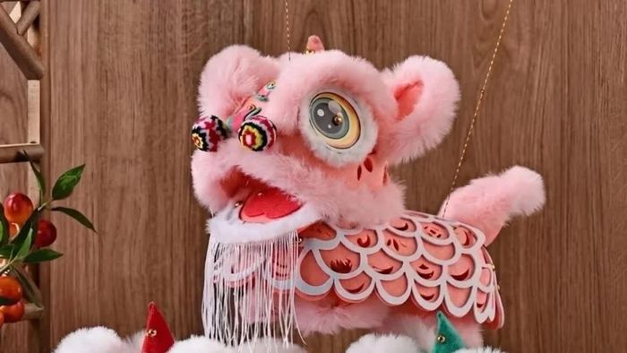 Đặc biệt, năm nay, những chiếc lồng đèn handmade hình con lân đang trở thành một trong những sản phẩm được nhiều người quan tâm. Với màu sắc rực rỡ, tạo hình bắt mắt và nhiều chi tiết được làm thủ công, những chiếc đèn lồng hình con lân vừa là món đồ chơi dành cho trẻ nhỏ, vừa trở thành phụ kiện trong các bộ ảnh Trung thu.