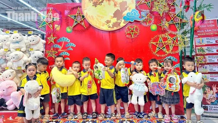 Các hoạt động Trung thu còn diễn ra rất sôi động tại các trường mầm non. Với trẻ nhỏ, mùa Trung thu không đơn thuần là một ngày hội mà còn là dịp để các em được trực tiếp trải nghiệm, khám phá và tìm hiểu thêm về những nét đẹp truyền thống.
