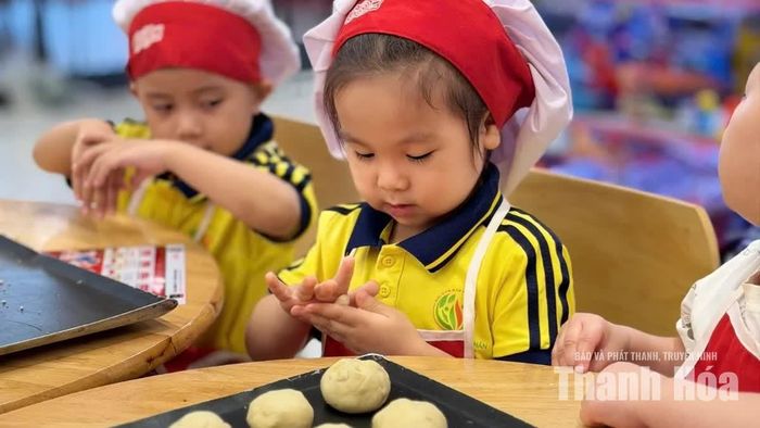 Tại Trường Mầm non Angelbb Montessori, các hoạt động trải nghiệm Trung thu được tổ chức với nhiều nội dung gần gũi, phù hợp với lứa tuổi. Những đôi bàn tay nhỏ xinh cùng tham gia làm bánh Trung thu, từ khâu chuẩn bị nguyên liệu đến tạo hình những chiếc bánh theo cách riêng của mình.