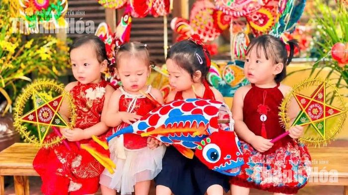 Ngoài việc được tham gia hoạt động làm bánh, các bạn nhỏ Trường Mầm non Angelbb Montessori còn được hóa thân, tạo dáng và chụp ảnh trong không gian Trung thu được trang trí nhiều màu sắc.