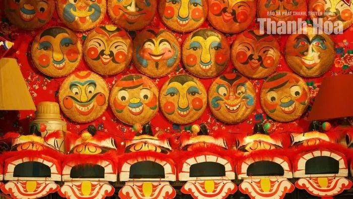 Góc trang trí với những chiếc mặt nạ truyền thống thường xuất hiện trong mỗi mùa Trung thu, với sắc màu rực rỡ và những tạo hình ngộ nghĩnh, mang đến không gian đậm nét hoài niệm.