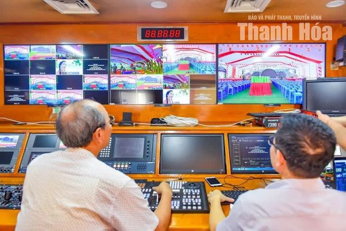 Tập trung cao độ tại bàn điều khiển xe màu để bảo đảm chương trình lên sóng an toàn, chuẩn xác.
