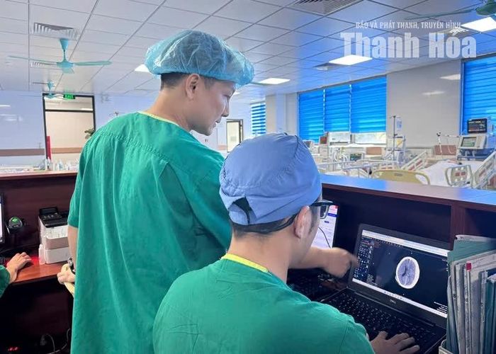 BS.CKII Phạm Hoàng Sơn trao đổi kỹ thuật gây mê với đồng nghiệp.