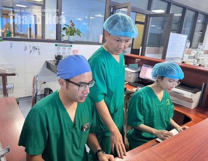 BS.CKII Phạm Hoàng Sơn trao đổi nghiệp vụ với đồng nghiệp.