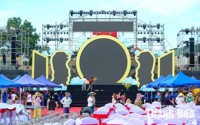 Quảng trường Lam Sơn đã khoác lên mình diện mạo rực rỡ của một đêm hội trăng rằm. Không gian sân khấu được hoàn thiện với hệ thống màn hình LED cỡ lớn, hệ thống âm thanh, ánh sáng được kiểm tra, căn chỉnh kỹ lưỡng, sẵn sàng phục vụ các tiết mục nghệ thuật được dàn dựng công phu.