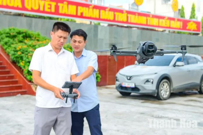 Đội ngũ quay phim khẩn trương kiểm tra, chuẩn bị thiết bị, trong đó có flycam, sẵn sàng ghi lại những khoảnh khắc của chương trình.