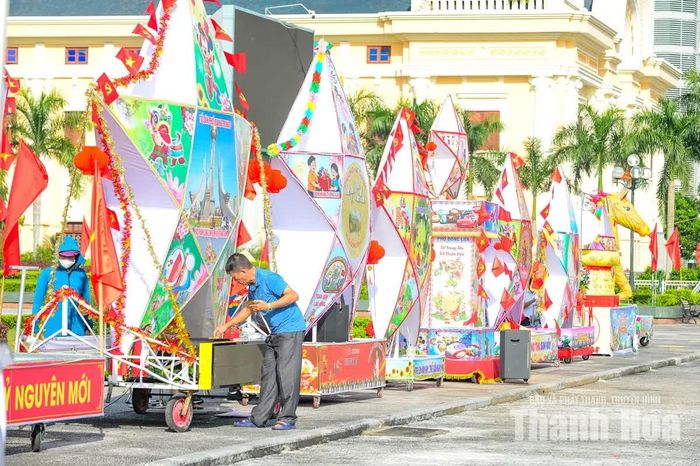 Điểm nhấn của đêm hội là không gian trưng bày các sản phẩm của hội thi đèn Trung thu. Những chiếc đèn Trung thu cỡ lớn với nhiều hình dáng, màu sắc được các tổ dân phố chuẩn bị, tạo nên một bức tranh Trung thu nhiều sắc màu.