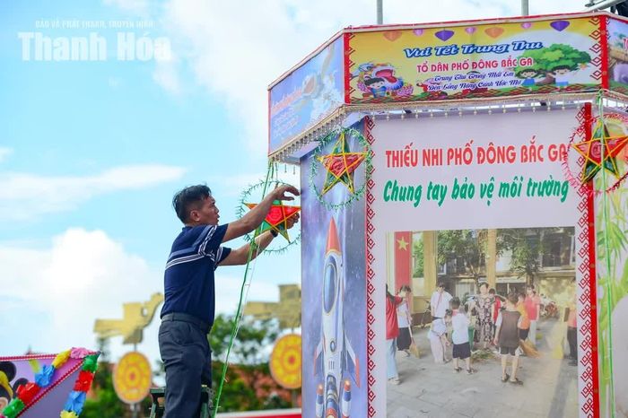Hội thi đèn Trung thu và mô hình con vật năm nay có sự tham gia của 22 tổ dân phố. Mỗi sản phẩm mang một cách thể hiện riêng, được đầu tư từ ý tưởng, hình thức đến cách trang trí.