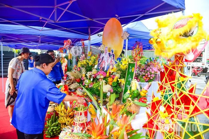 Cùng với đó, 11 cụm thi tham gia phần thi mâm cỗ cũng đang hoàn thiện những khâu cuối cùng. Mâm ngũ quả được bài trí công phu, với nhiều hình thức tạo hình sinh động, mang đậm không khí Tết Trung thu truyền thống.