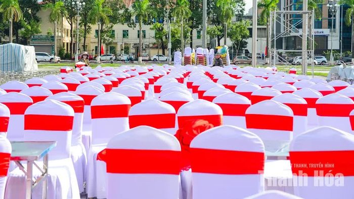 Bàn ghế dành cho đại biểu và khách mời được chỉnh trang, sắp xếp ngay ngắn.