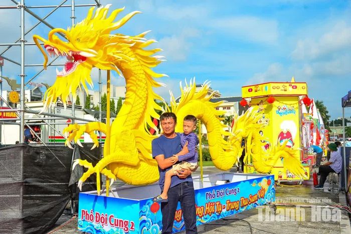 Những chiếc đèn Trung thu rực rỡ, mâm cỗ được trang trí cầu kỳ, sân khấu lung linh ánh sáng cùng màn hình LED góp phần tạo nên diện mạo đầy màu sắc cho Quảng trường Lam Sơn trước giờ diễn ra đêm hội.