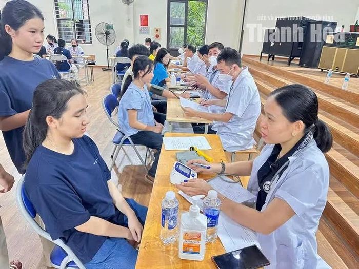 Học sinh Trường THPT Mường Lát được kiểm tra sức khỏe đầu năm học.