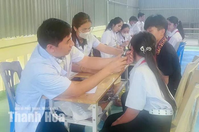 Học sinh Trường Phổ thông Dân tộc nội trú THCS Mường Lát được kiểm tra sức khỏe đầu năm học.