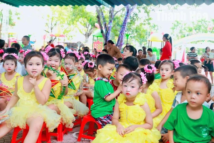Các em nhỏ hào hứng tham gia hoạt động vui Tết Trung thu.