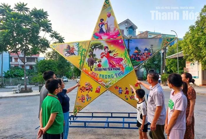 Người dân phố Hàm Long, phường Hàm Rồng cùng trang trí đèn ông sao dành tặng trẻ em trên địa bàn.