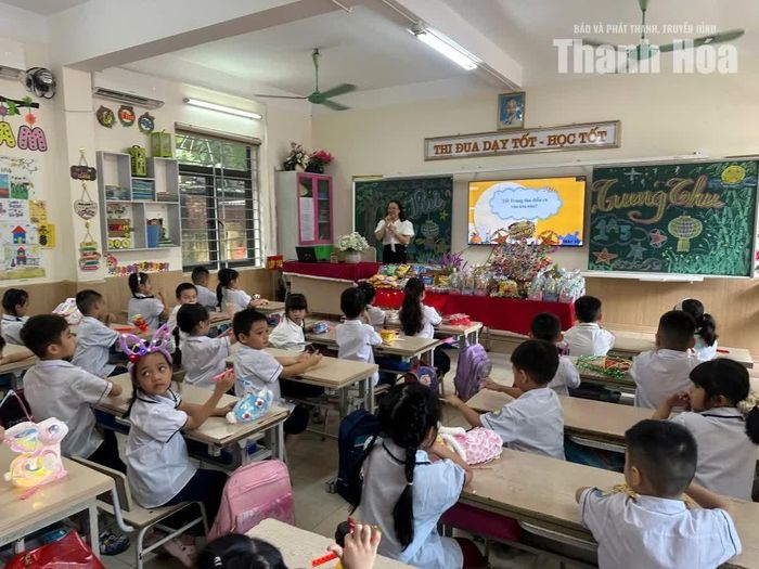 Học sinh Trường Tiểu học Trần Phú, phường Hạc Thành, tìm hiểu về Tết Trung thu trong giờ học.