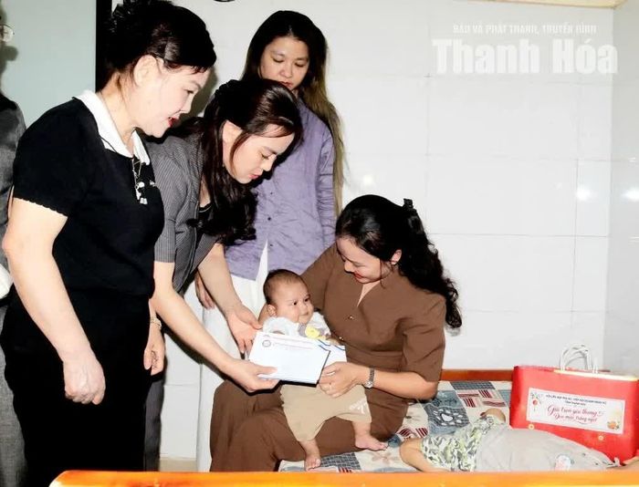 Chủ tịch Hội LHPN tỉnh Lương Thị Hạnh và các đơn vị đồng hành tặng quà cho trẻ mồ côi, trẻ khuyết tật tại phòng của Trung tâm Bảo trợ xã hội số 2 tỉnh Thanh Hóa.