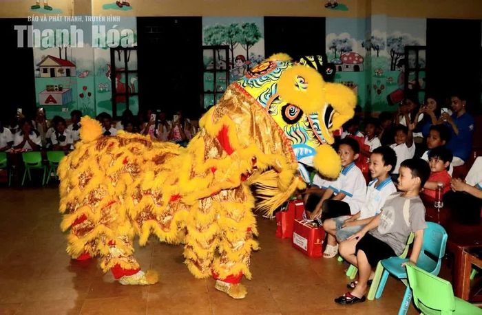 Trẻ em Làng SOS vui Trung thu tiết mục múa lân.