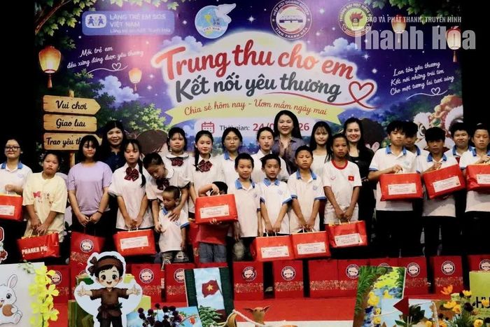 Đại diện Hội LHPN tỉnh, Hiệp hội Doanh nghiệp tỉnh, Hiệp hội Doanh nhân nữ tỉnh, lãnh đạo phường Quảng Phú tặng quà cho trẻ em Làng SOS Thanh Hóa.