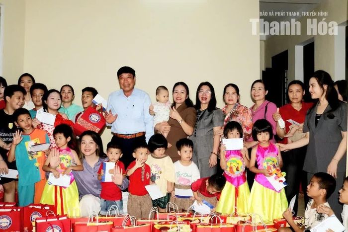 Đoàn tặng quà cho trẻ em tại Trung tâm Bảo trợ xã hội số 2 tỉnh Thanh Hóa.