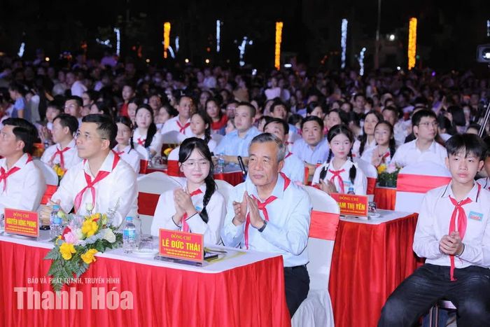 Bí thư Tỉnh ủy Lê Đức Thái và Phó Bí thư Thường trực Tỉnh ủy Nguyễn Hồng Phong dự chương trình.