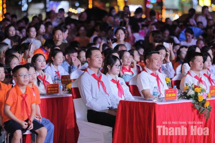 Chủ tịch UBND tỉnh Tô Anh Dũng và đại biểu dự chương trình.