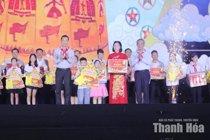 Bí thư Tỉnh ủy Lê Đức Thái và Chủ tịch UBND tỉnh Tô Anh Dũng trao giải Nhất cho tổ dân phố Hoà Bình nội dung thi Hội đèn trung thu.