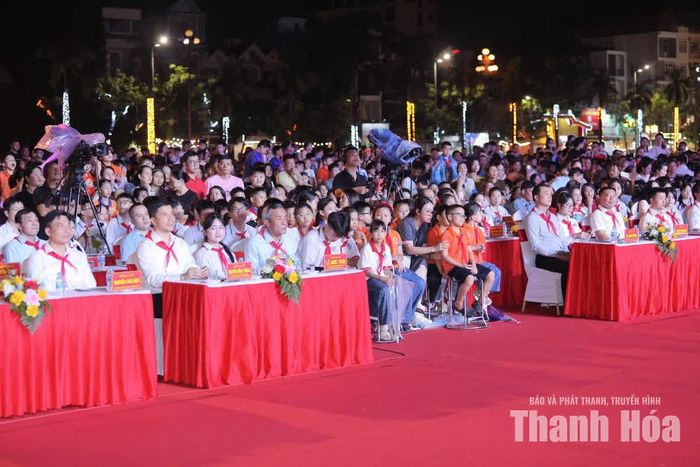Các đồng chí lãnh đạo tỉnh và đại biểu dự chương trình.