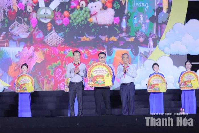 Bí thư Tỉnh ủy Lê Đức Thái và Chủ tịch UBND tỉnh Tô Anh Dũng trao giải Nhất hội thi trưng bày mâm cỗ trung thu cho cụm Đông Hải.