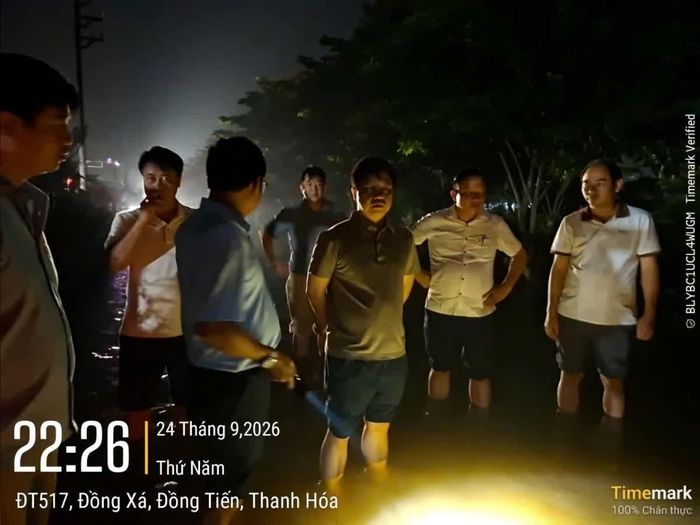 Giám đốc Sở Nông nghiệp và Môi trường Lê Văn Tiến chỉ đạo các đơn vị trực thuộc khẩn trương bổ sung thêm 1 máy bơm dầu công suất lớn 300m3/giờ; đồng thời khơi thông các cửa tiêu, trục tiêu để thoát nước nhanh nhất có thể.