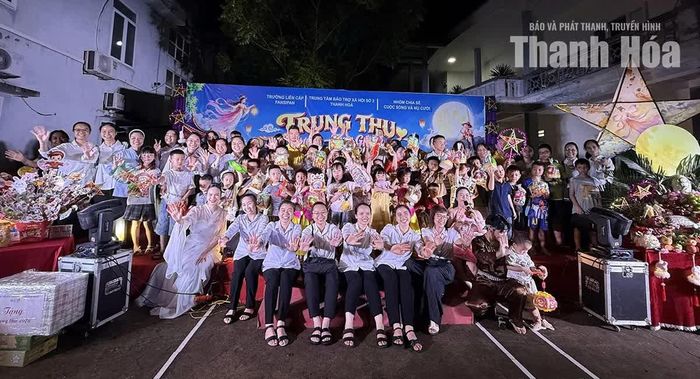 Các bạn nhỏ được nhận quà và phá cỗ Trung thu.