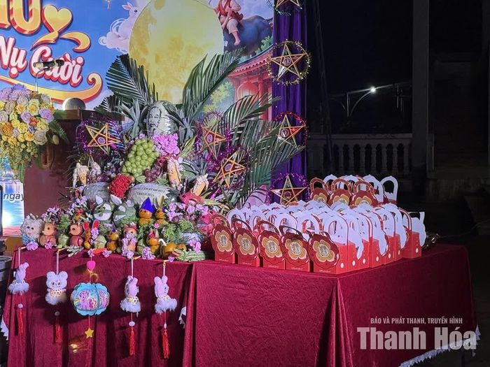 Mâm cỗ Trung thu được chuẩn bị cho các bạn nhỏ
