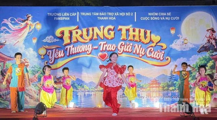 Các tiết mục văn nghệ do các bạn tại Trung tâm BTXH số 2 biểu diễn.