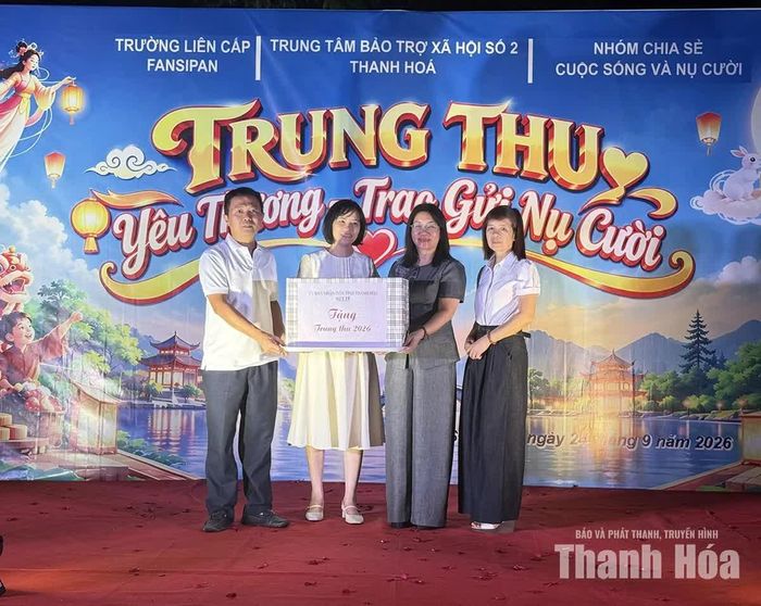 Sở Y tế tặng quà cho Trung tâm BTXH số 2